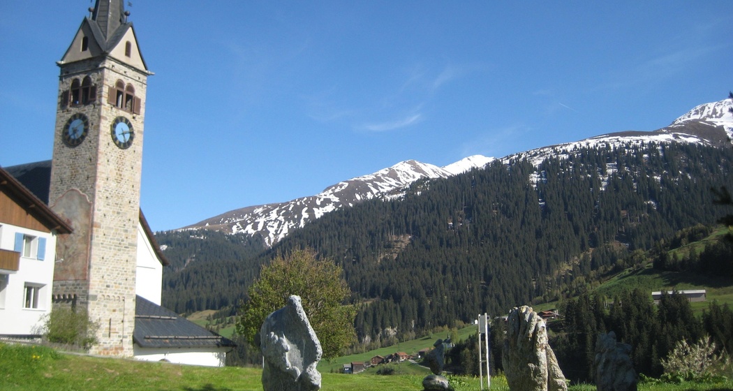 Kirche S. Vigeli mit Steinkreis