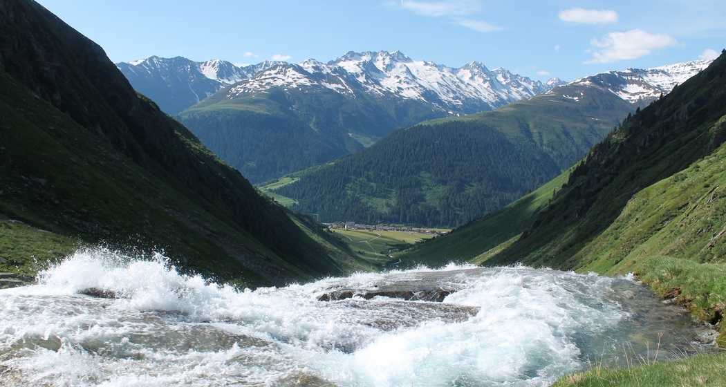 Wasserfall mit Blick aus dem Tal