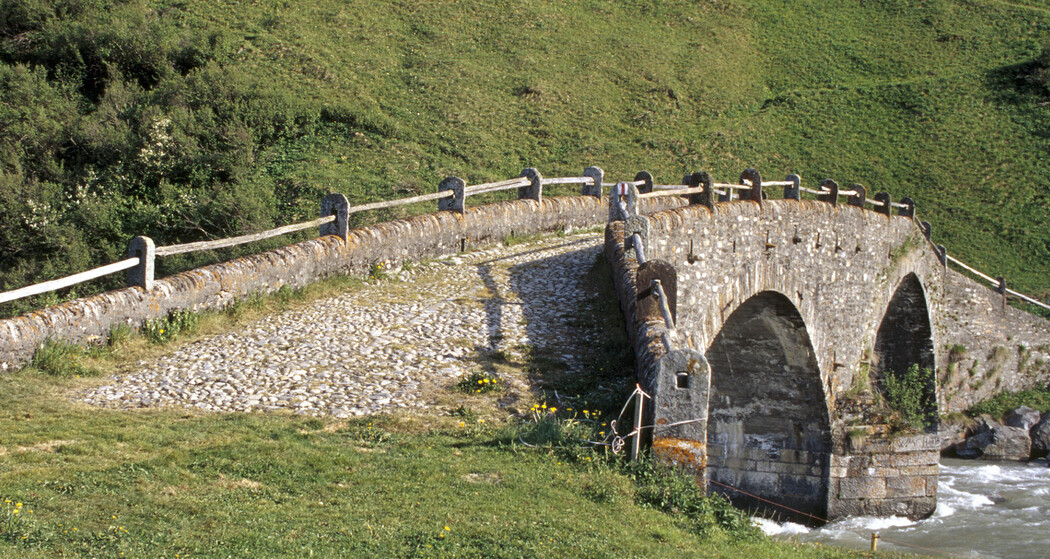 Seitliche Ansicht der alten Landbruecke Hinterrhein