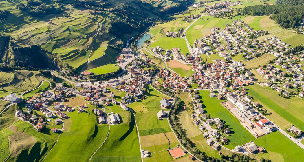 savognin-dorf-sommer-surses-graubuenden