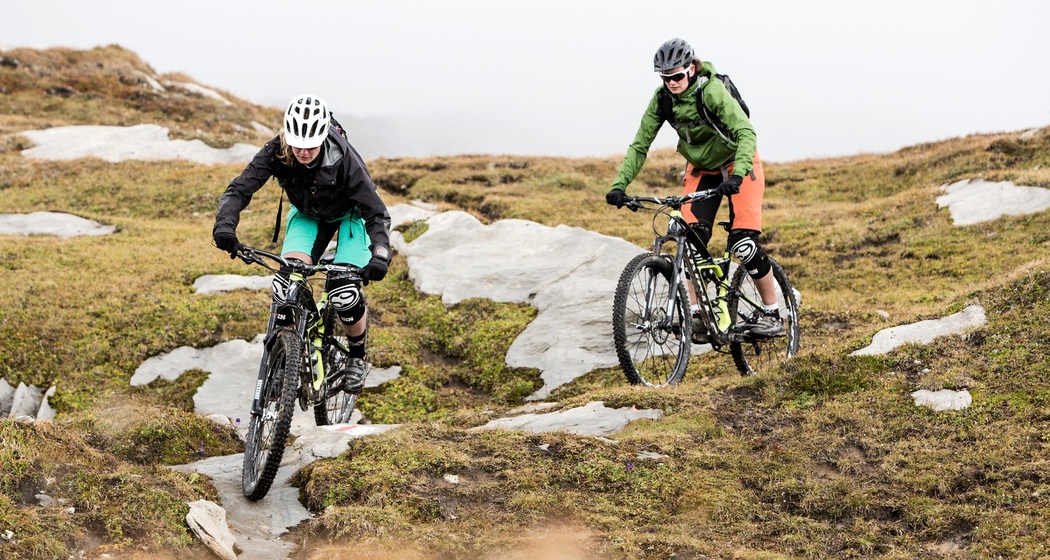 ein felsdurchzogener Singletrail schlängelt sich d