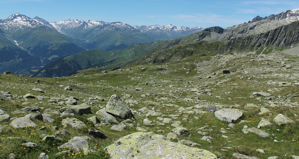 Die Landschaft um den See herum