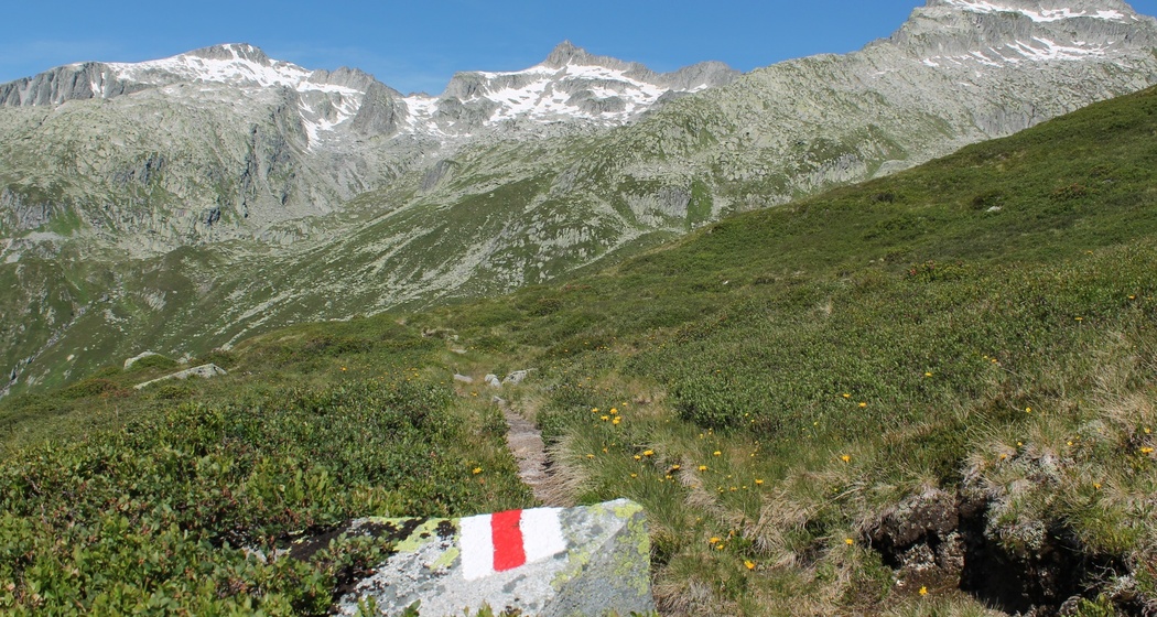 Wanderweg unterhalb der Felskette