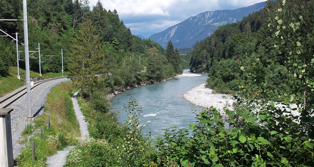 Wanderung zwischen Bahngleis und Rheinfluss