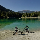 Faire du vélo au lac Cauma