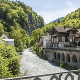 Die Tamina fliesst mitten durch das Dorf Bad Ragaz.