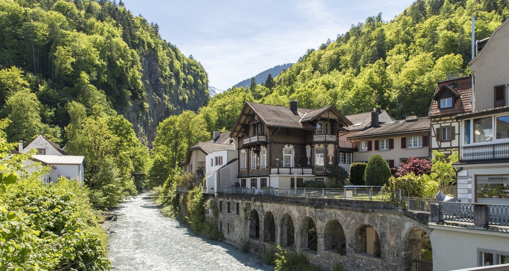 Die Tamina fliesst mitten durch das Dorf Bad Ragaz.