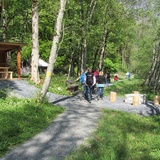 Wanderer erkunden den Steinbock Lehrpfad