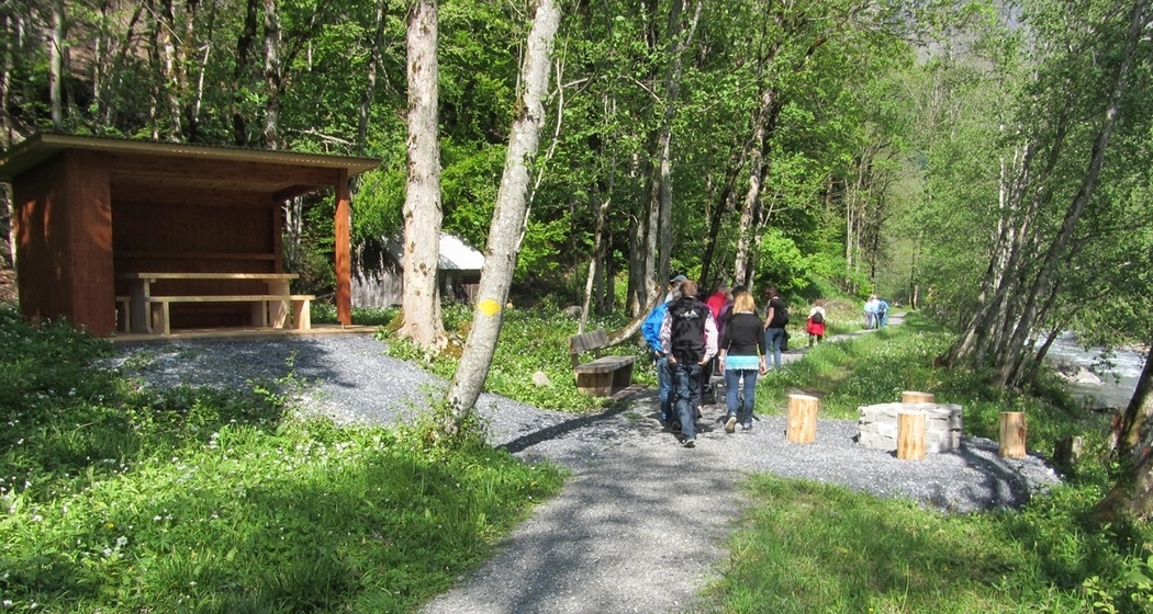 Wanderer erkunden den Steinbock Lehrpfad