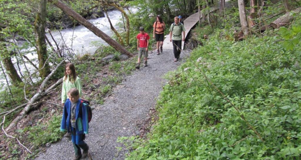 Familie wandert dem Wildbach Seez entlang.