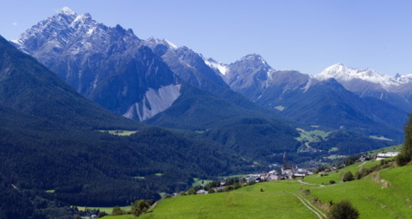 Blick über Sent auf Piz Pisoc