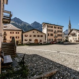 Dorfplatz "Plaz" in Sent