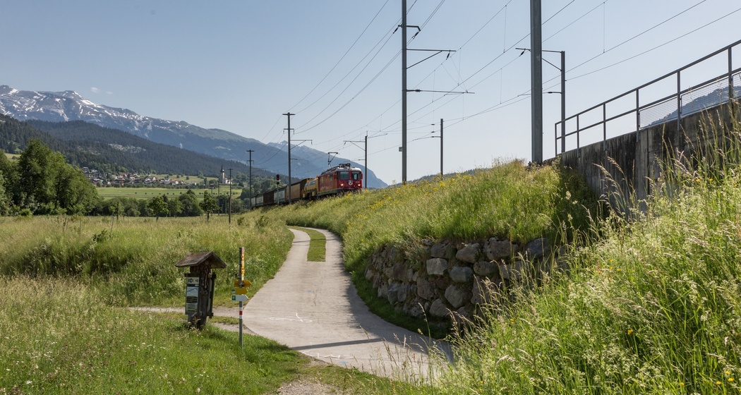 Wanderweg entlang von der Bahnlinie