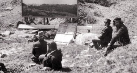 Segantini und Besucher vor dem Gemälde «Sein». Die Holzkonstruktion bleibt Tag und Nacht draussen. Giovanni liess diese extra anfertigen.