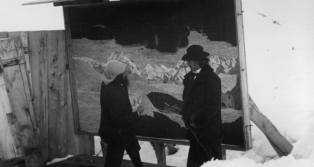 Segantini bei der Arbeit an seinem Werk «Vergehen». Das Bild wird von einer grossen Holzkonstruktion geschützt.