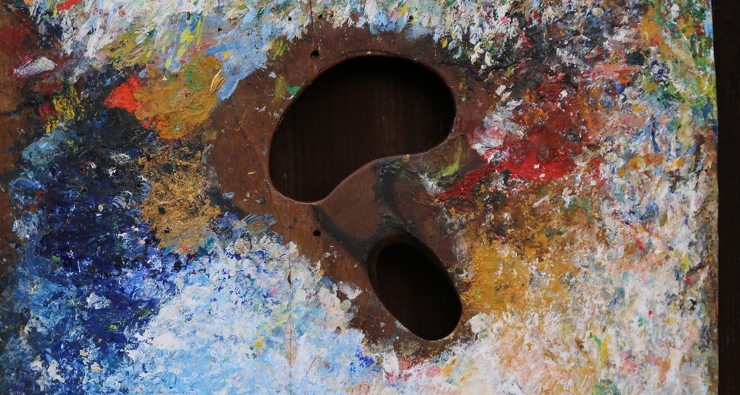 Der Maler brachte die Farben unvermischt und mit Räumen zwischen den Strichen auf die Leinwand. Diese füllte er mit Strichen in Komplementärfarben.