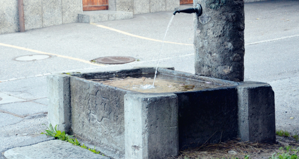 Der einzige historische, teilweise erhaltene Brunnen liegt in der Veia Son Mitgel, hinter der Metzgerei Peduzzi.
