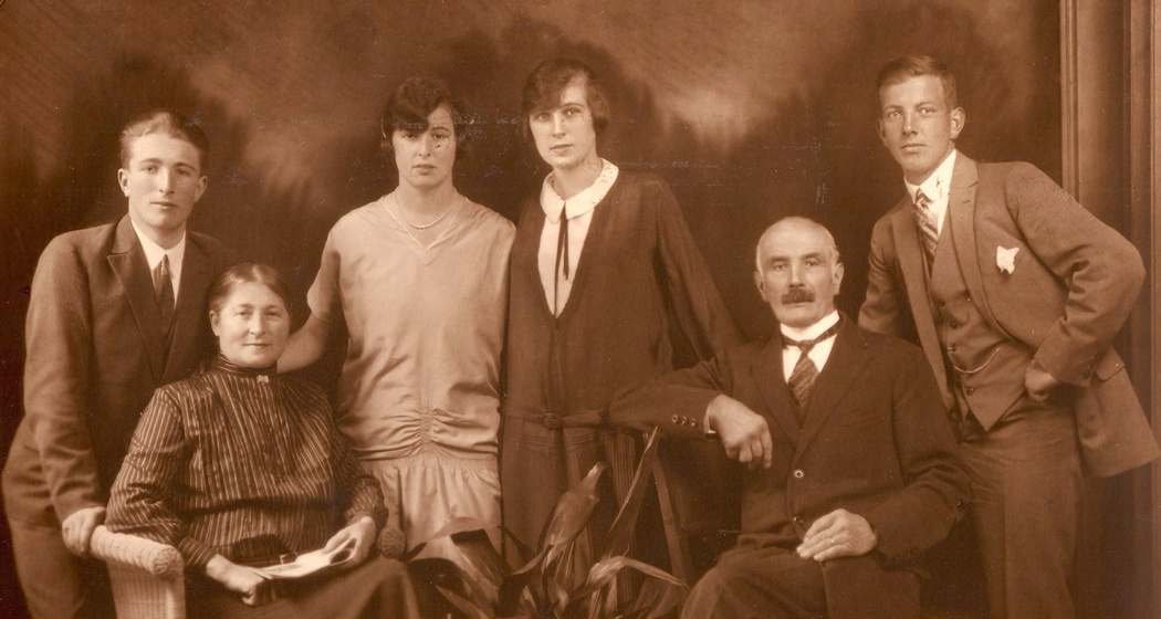 Barbara Uffer mit ihrem Mann Tsasper Spinatsch und ihren Kindern Peter (1908), Franziska (1906), Margaritta (1910) und Stiefsohn Franz (1902)(v.l.).