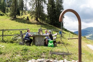 Grillplatz Schumials, Surcasti