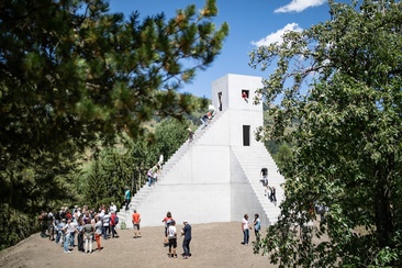 Das «House to watch the Sunset» nahe des Schloss Tarasp.