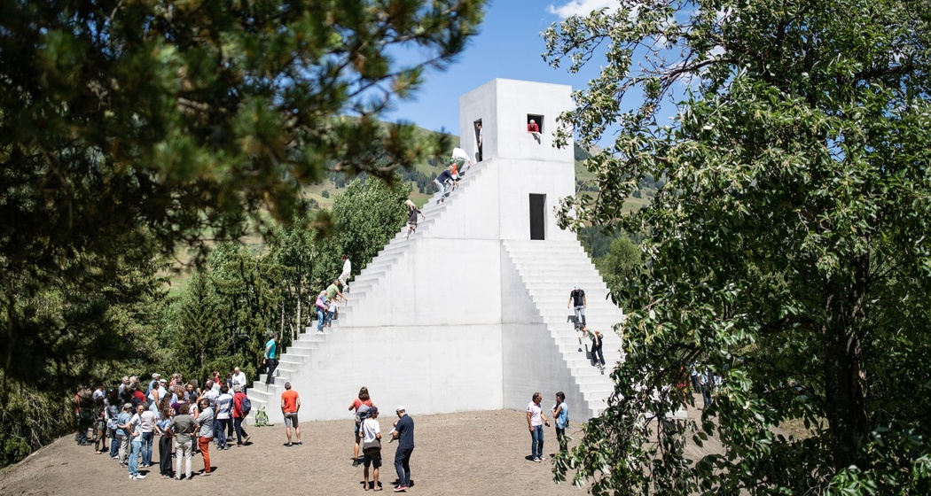 Das «House to watch the Sunset» nahe des Schloss Tarasp.