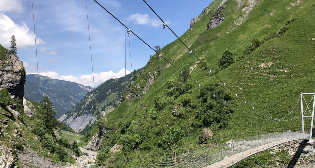 Die im Jahr 2018 neuerbaute Hängebrücke bei Batöni