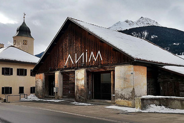 Der Stall von ANIM – etwas zurückversetzt zur Strasse.