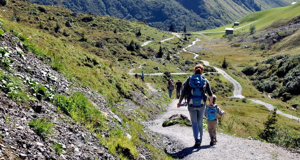 Im Kanton Graubünden nutzen Biker und Wanderer die gleichen Trails: Weg vom Partnunsee hinunter zum Brückli.
