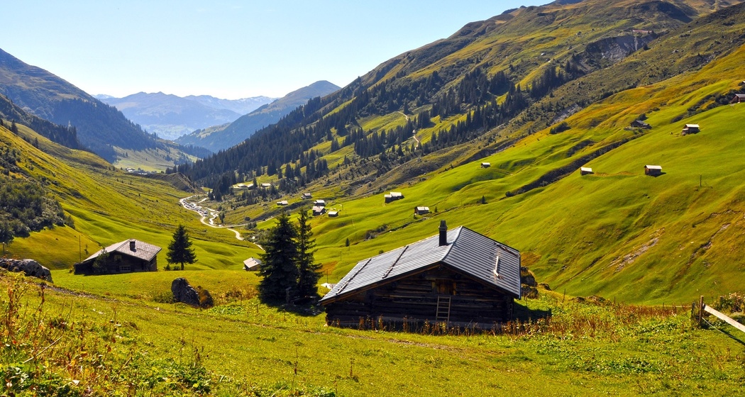 Blick von Partnun Richtung St. Antönien und hinüber in die Fideriser Heuberge