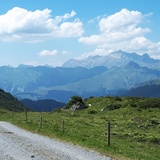 Weiter Blick übers Chüenihorn, Girenspitz bis zum Gipfel der Schesaplana