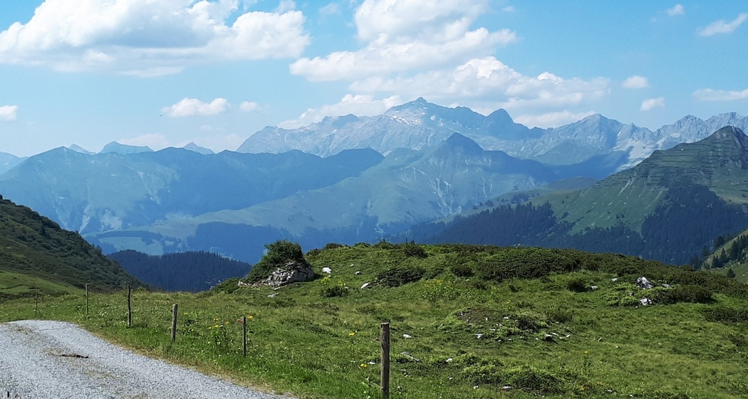 Weiter Blick übers Chüenihorn, Girenspitz bis zum Gipfel der Schesaplana