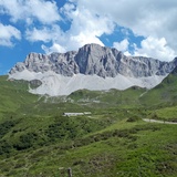 Die Aschariner Alp liegt eingebettet in einen Bergkranz.