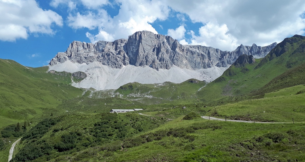 Die Aschariner Alp liegt eingebettet in einen Bergkranz.