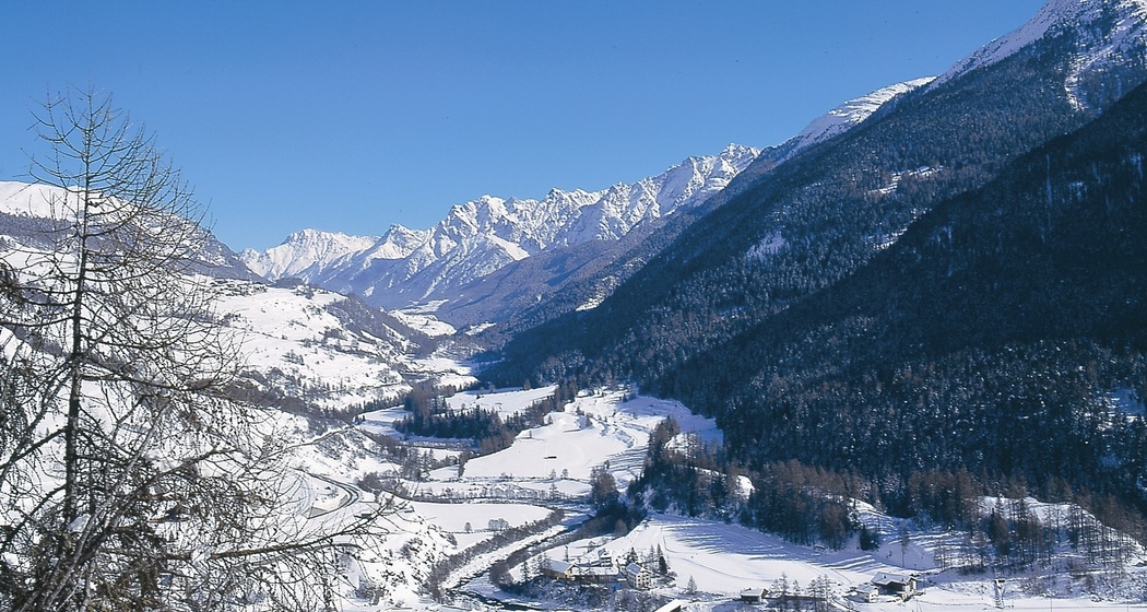 Blick von der Schlittelpiste auf Lavin.