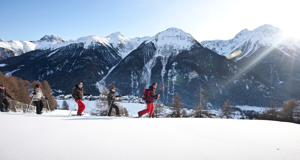 Schneeschuhlaufen oberhalb Guarda.