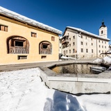 Route par une journée d'hiver ensoleillée.