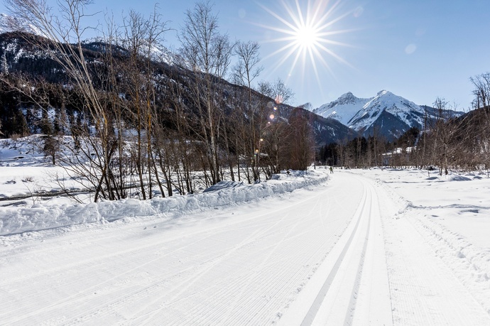 Cross-country skiing on the Scuol-Martina trail.