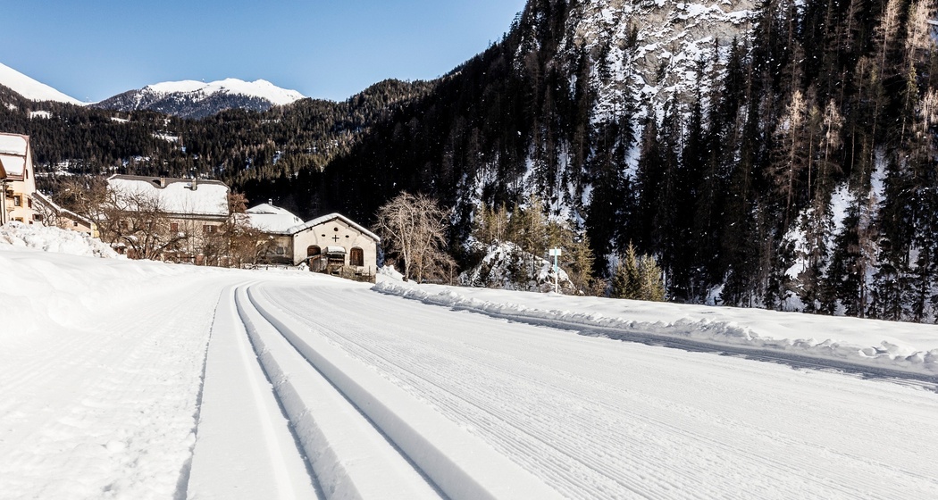 Langlaufen auf der Loipe Scuol-Martina.