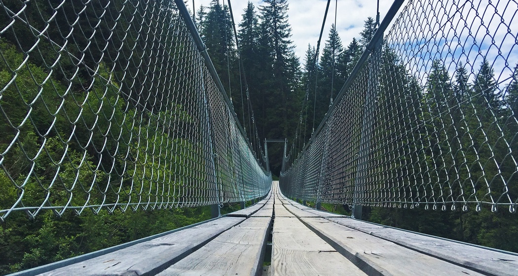 Ganz schön lang: die Gerüsttobelbrücke verbindet Pany mit dem Stelserberg