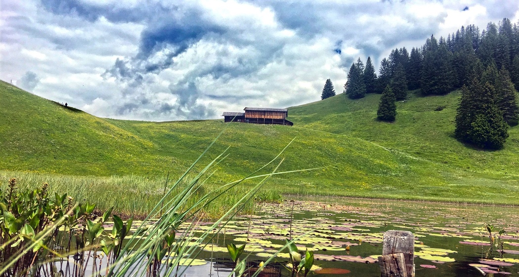 Wie ein Edelstein leuchtet der Stelsersee an einem Sonnentag mit dem Himmel um die Wette.
