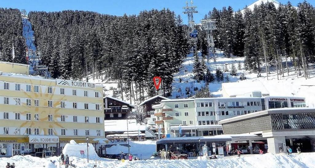 Haus Thöny mit Bahnhof, Sesselbahn, Weisshornbahn