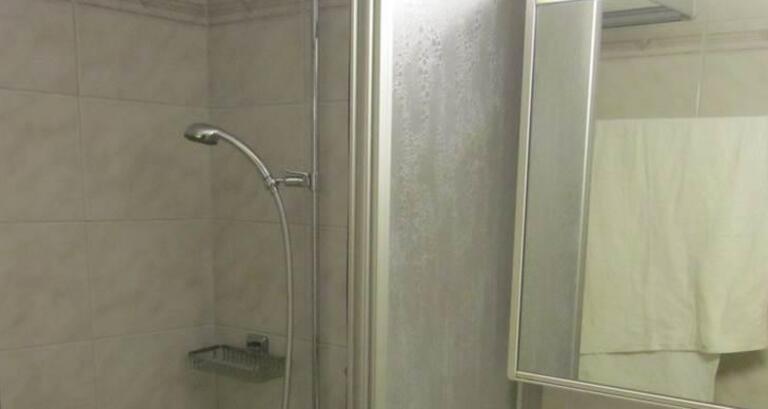 Separate Dusche mit WC