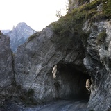 Tunnel rocheux à la descente du col du Kunkels