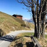 Der Aufstieg erfolgt erst auf Teer- dann auf einer gut unterhaltenen Kiesstrasse