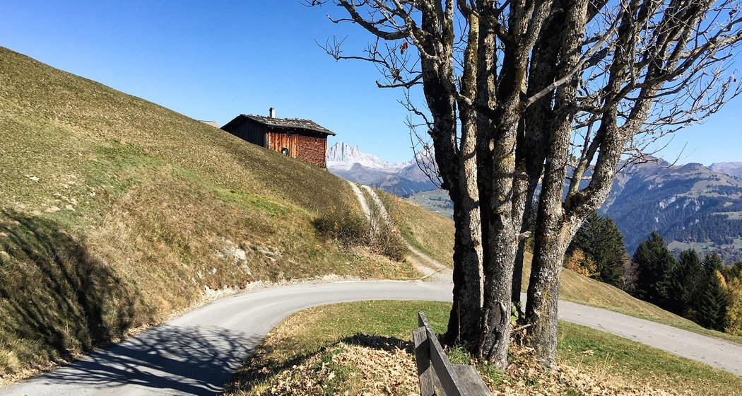 Der Aufstieg erfolgt erst auf Teer- dann auf einer gut unterhaltenen Kiesstrasse