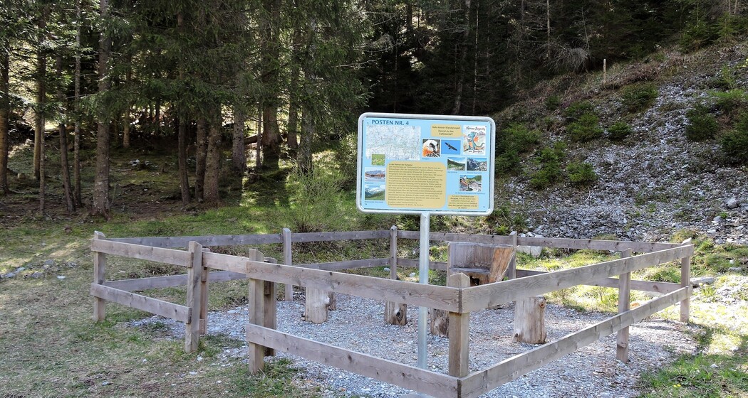 Sagenstation auf dem Sagäweg Vättis