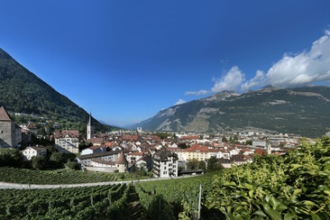 Alpenstadt Chur mit den Hausbergen Brambrüesch (links) und Calanda (rechts)