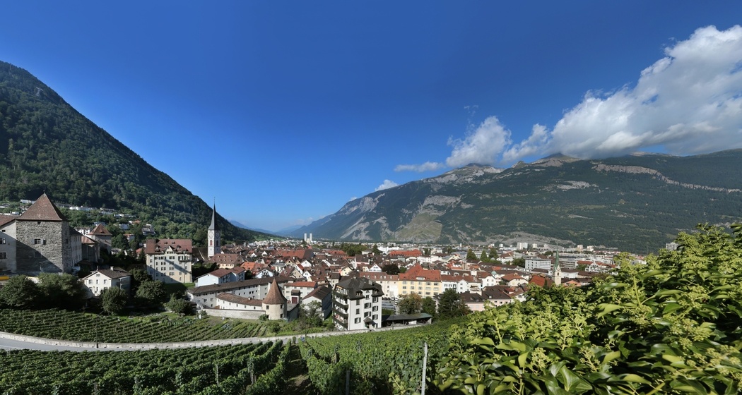 Alpenstadt Chur mit den Hausbergen Brambrüesch (links) und Calanda (rechts)