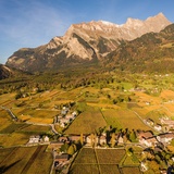 Maienfeld nel dominio dei Grigioni con la maestosa Falknis sullo sfondo.