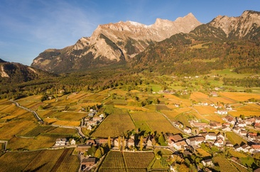 Maienfeld nel dominio dei Grigioni con la maestosa Falknis sullo sfondo.